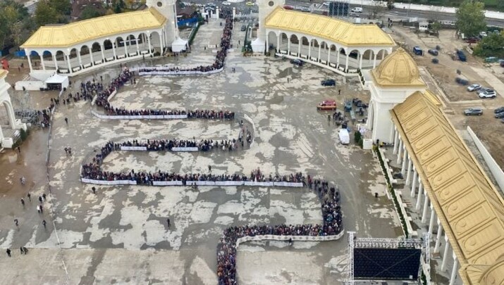 Πλήθρος πιστών στον Εθνικό Καθεδρικό Ναό Βουκουρεστίου. Φωτογραφία: orthodoxianewsagency.gr