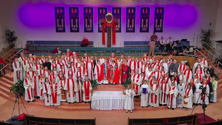 Ενθρόνιση Λουθηρανής «επισκοπίνας» μετά εκπροσώπου του Αρχιεπισκόπου Αμερικής. Φωτογραφία: aktines