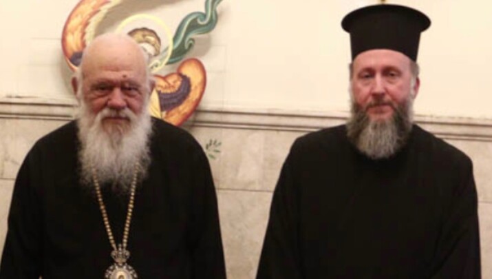 Ο Αρχιεπίσκοπος Ιερώνυμος με τον νέο Γενικό Αρχιερατικό Επίτροπο, Πρωτοπρεσβύτερο π. Εμμανουήλ Παπαμικρούλη. Φωτογραφία: Romfea.gr