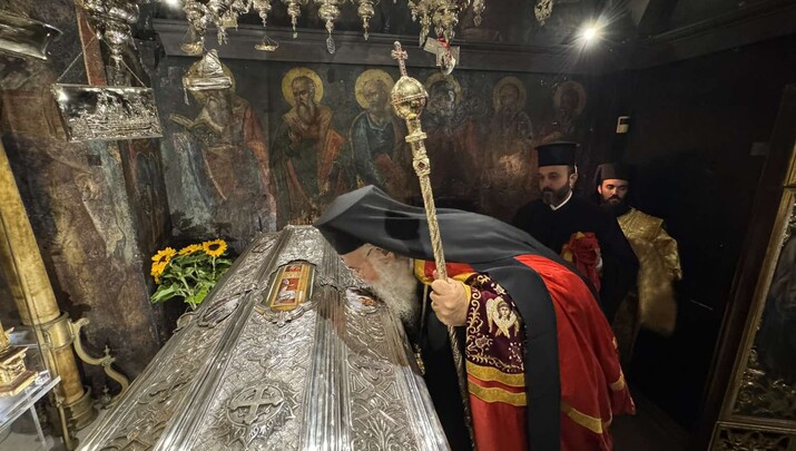 Ο Αρχιεπίσκοπος Κύπρου κ. Γεώργιος προσκυνά τον Άγιο Σπηρίδονα. Φωτογραφία: Μητρόπολη Κερκύρας