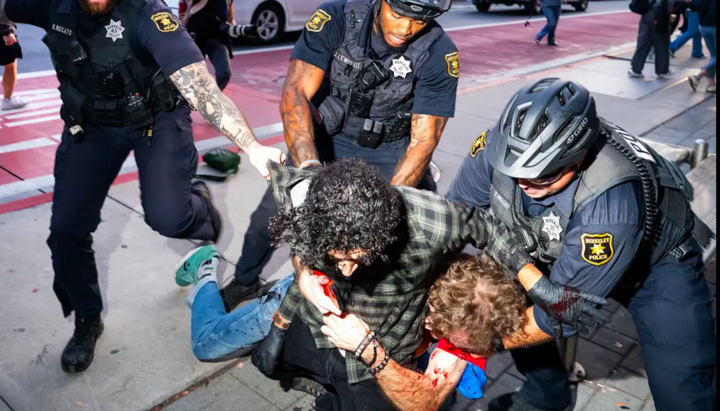 Στις ΗΠΑ, ένας μουσουλμάνος αξιωματούχος ξυλοκόπησε έναν χριστιανό σε εκδήλωση μνήμης του Τσάρλι Κερκ