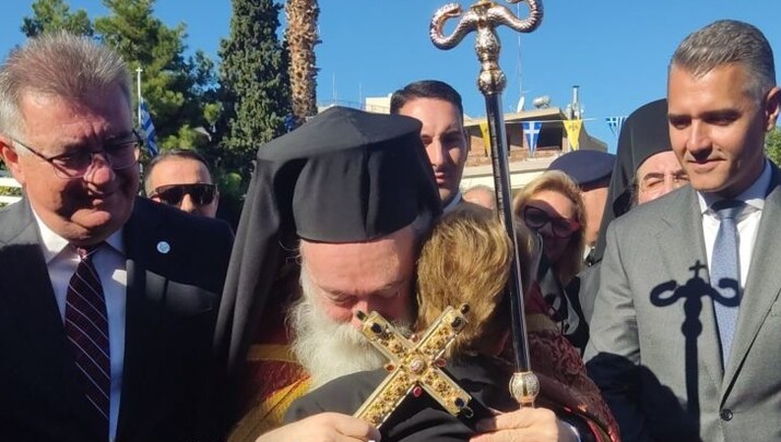 Η γιαγιά του νέου Μητροπολίτη Κορίνθου Παύλου ασπάζεται τον εγγονό της - Φωτογραφία: korinthostv.gr