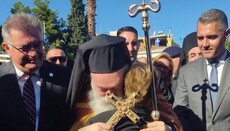 Η γιαγιά του νέου Μητροπολίτη Κορίνθου Παύλου ασπάζεται τον εγγονό της (ΒΙΝΤΕΟ)