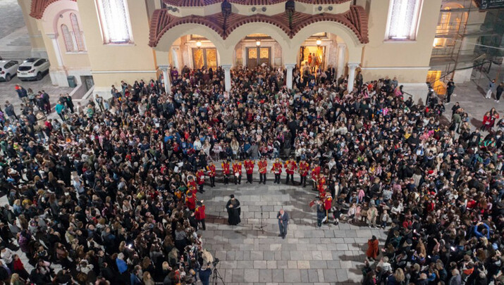 Μήνυμα αγάπης και χαράς από τα παιδιά της Πάτρας - Φωτογραφία: Romfea.gr