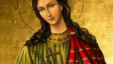 Τους σοφούς εμώρανε και τους διαφώτισε