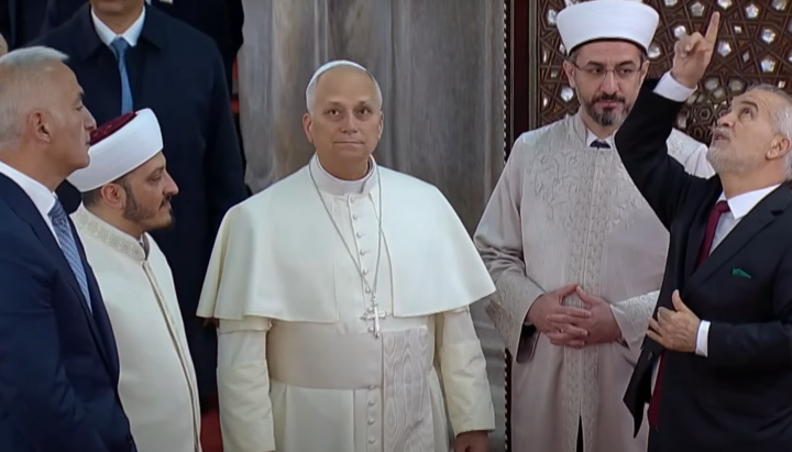 Πάπας Λέων ΙΔ' στο τζαμί του Σουλτάνου Αχμέτ στην Κωνσταντινούπολη. 29 Νοεμβρίου 2025. Φωτογραφία: Στιγμιότυπο από βίντεο του Vatican Media