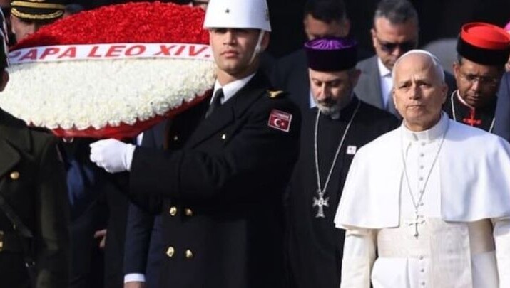 Ο Πάπας κατέθεσε στεφάνι στον τάφο του Κεμάλ Ατατούρκ, υπαίτιου της Γενοκτονίας εκατομμυρίων Χριστιανών - Φωτογραφία: triklopodia.gr