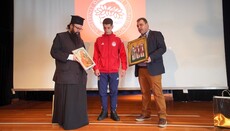 Ο Μητροπολίτης Πειραιώς ευχαρίστησε τον ποδοσφαιριστή Χρήστο Μουζακίτη