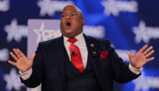 Πάστορας του Τραμπ: «Πνευματική υποχρέωση» ο πόλεμος των ΗΠΑ κατά του Ιράν