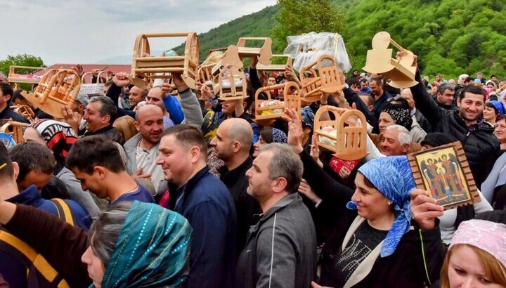 Γεωργία: Εκατοντάδες ζευγάρια με κούνιες στα χέρια για ένα «θαύμα»