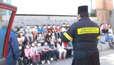 Iερείς εθελοντές πυροσβέστες έδειξαν στους μαθητές πως σβήνονται οι φωτιές