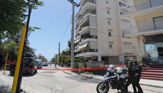 Δυο κορίτσια στο κενό κι εμείς στον πάτο
