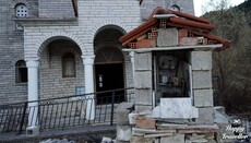 Ροπωτό Τρικάλων. Η κεκλιμένη εκκλησία σε ένα χωριό 