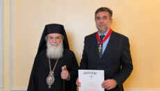 Ο Πατριάρχης Θεόφιλος απένειμε παράσημο στον καθηγητή Νομικής Σπ. Βλαχόπουλο