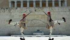 Οι Εύζωνες στέκουν αγέρωχοι στο Σύνταγμα παρά τον καύσωνα