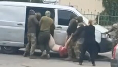 Άνθρωποι με μπαλακλάβες απήγαγαν ιερέα της UΟC στο Λούτσκ (ΒΙΝΤΕΟ)