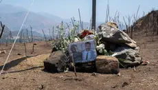Η ελληνική σημαία σκεπάζει τη μνήμη των δύο ηρώων πυροσβεστών
