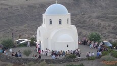Τρισαρχιερατικό Συλλείτουργο για την Οσιομάρτυρα Αθηνά στη Θήρα