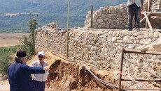 Ο Μητροπολίτης Λευκάδος επιθεωρεί αναστηλωτικά έργα στη Μονή Προδρόμου