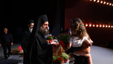 Η Μονή Βατοπαιδίου βράβευσε πολύτεκνες οικογένειες και φοιτητές
