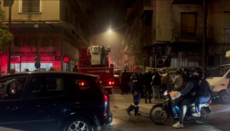 Πυρκαγιά σε οικία κοντά στο κέντρο της Αθήνας - Πρώτες εικόνες από τη σημείο