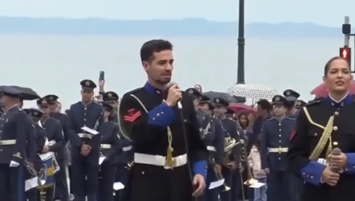 Τενόρος του Πολεμικού Ναυτικού τραγούδησε Μαζωνάκη στη Θεσσαλονίκη