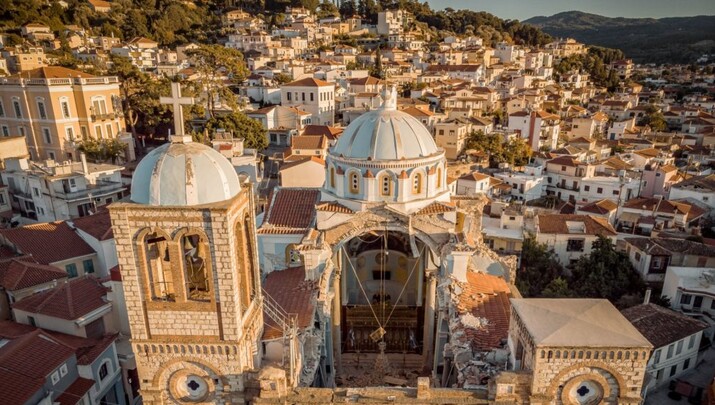 Πανοραμική άποψη του Ιερού Ναού Κοιμήσεως της Θεοτόκου στο Καρλόβασι της Σάμου, με εμφανείς τις σοβαρές ζημιές που προκάλεσε ο καταστροφικός σεισμός της 30ής Οκτωβρίου 2020. Πηγή: romfea.gr