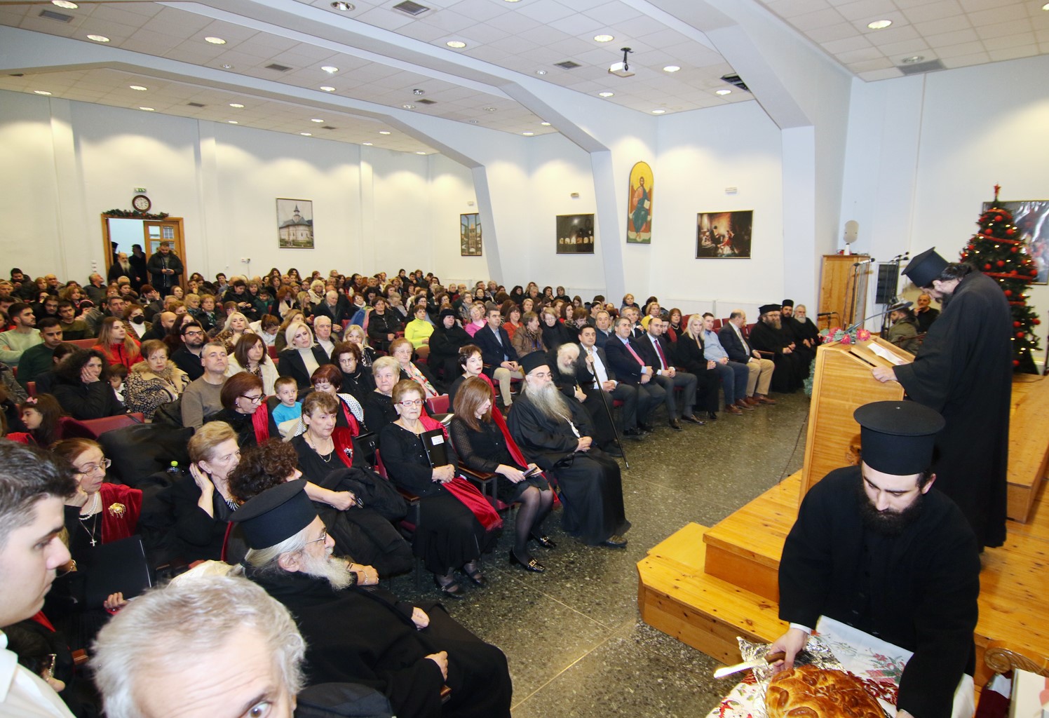 Πλήθος κόσμου στην κοπή της βασιλόπιτας στο Πνευματικό Κέντρο της Ι.Μ.Εδέσσης - μια φωτογραφία 1