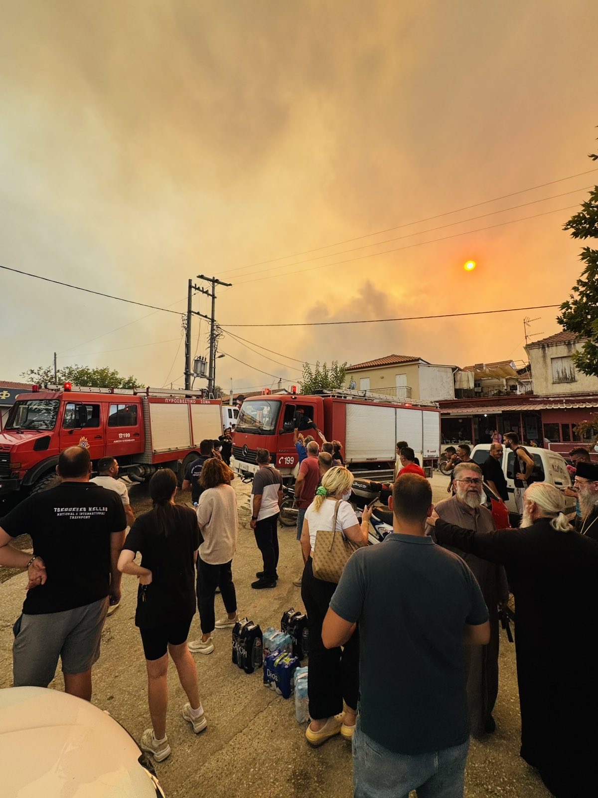 Δυτική Αχαΐα: Στις φλόγες η περιοχή – Ο Μητροπολίτης Πατρών στο πλευρό πολιτών και πυροσβεστών фото 2