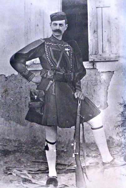 &Phi;&omega;&tau;&omicron;&gamma;&rho;&alpha;&phi;ί&alpha; &pi;&omicron;&upsilon; &tau;&rho;&alpha;&beta;ή&chi;&tau;&eta;&kappa;&epsilon; &sigma;&tau;&iota;&sigmaf; 21 &Alpha;&upsilon;&gamma;&omicron;ύ&sigma;&tau;&omicron;&upsilon; 1904 &sigma;&tau;&eta; &Lambda;ά&rho;&iota;&sigma;&alpha; &alpha;&pi;ό &tau;&omicron;&nu; &Gamma;&epsilon;&rho;ά&sigma;&iota;&mu;&omicron; &Delta;&alpha;&phi;&nu;ό&pi;&omicron;&upsilon;&lambda;&omicron; &kappa;&alpha;&tau;ό&pi;&iota;&nu; &epsilon;&nu;&tau;&omicron;&lambda;ή&sigmaf; &tau;&omicron;&upsilon; &omicron;&iota;&kappa;&omicron;&delta;&epsilon;&sigma;&pi;ό&tau;&eta; &tau;&omicron;&upsilon; &Mu;&epsilon;&lambda;ά &sigma;&tau;&eta; &Lambda;ά&rho;&iota;&sigma;&alpha;, &sigma;&upsilon;&nu;&alpha;&delta;έ&lambda;&phi;&omicron;&upsilon; &tau;&omicron;&upsilon; &alpha;&xi;&iota;&omega;&mu;&alpha;&tau;&iota;&kappa;&omicron;ύ, &alpha;&nu;&theta;&upsilon;&pi;&omicron;&lambda;&omicron;&chi;&alpha;&gamma;&omicron;ύ &Chi;&alpha;&rho;ά&lambda;&alpha;&mu;&pi;&omicron;&upsilon; &Lambda;&omicron;ύ&phi;&alpha; (&phi;&omega;&tau;.: &Gamma;&epsilon;&rho;ά&sigma;&iota;&mu;&omicron;&sigmaf; &Delta;&alpha;&phi;&nu;ό&pi;&omicron;&upsilon;&lambda;&omicron;&sigmaf;)