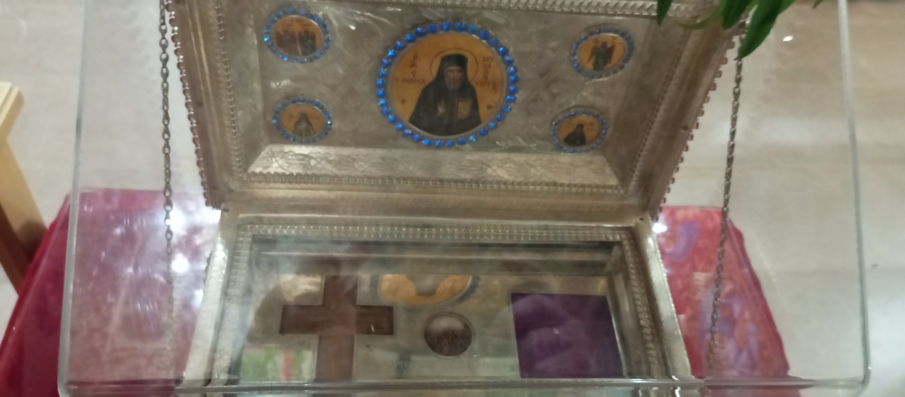 Εορτάζει ο ιερός ναός του Αγίου Νεκταρίου, στο Ηράκλειο Αττικής. - μια φωτογραφία 2