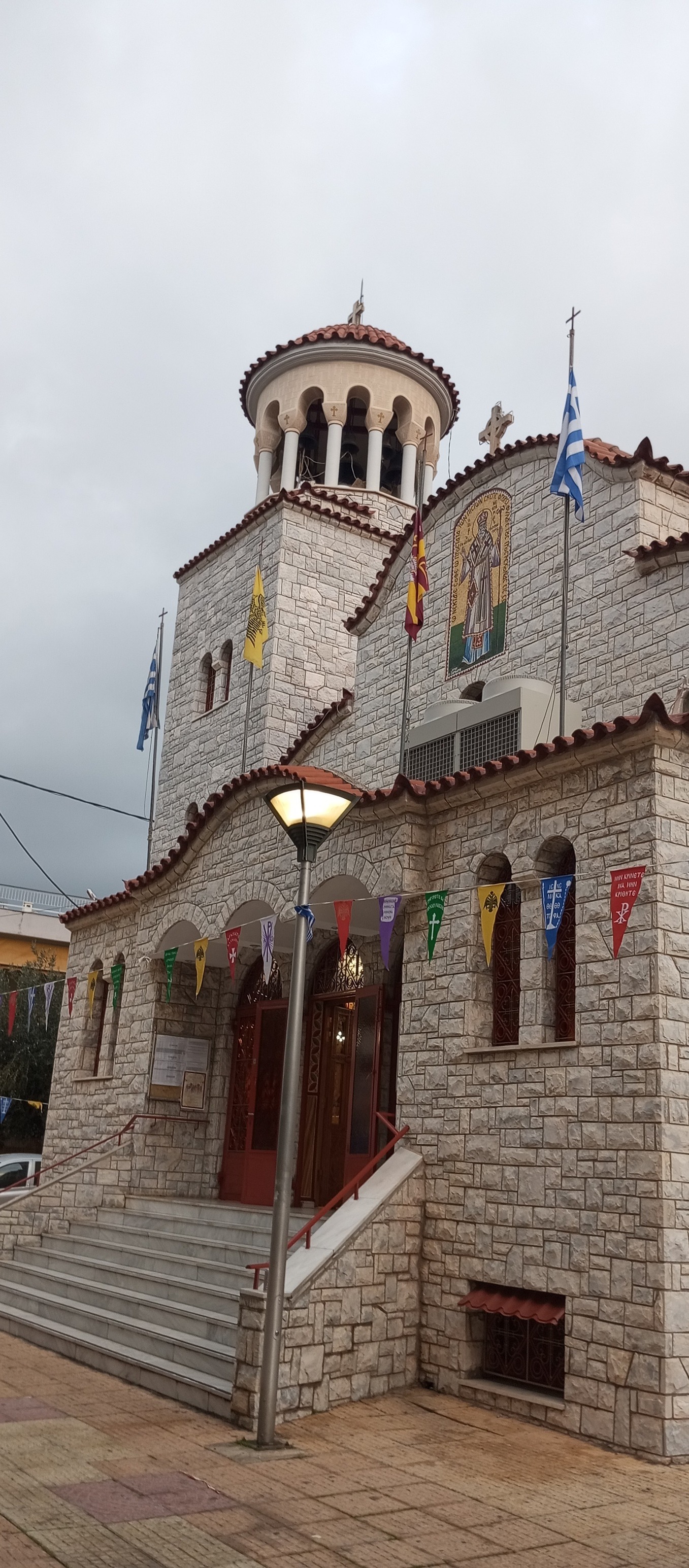 Εορτάζει ο ιερός ναός του Αγίου Νεκταρίου, στο Ηράκλειο Αττικής. - μια φωτογραφία 1