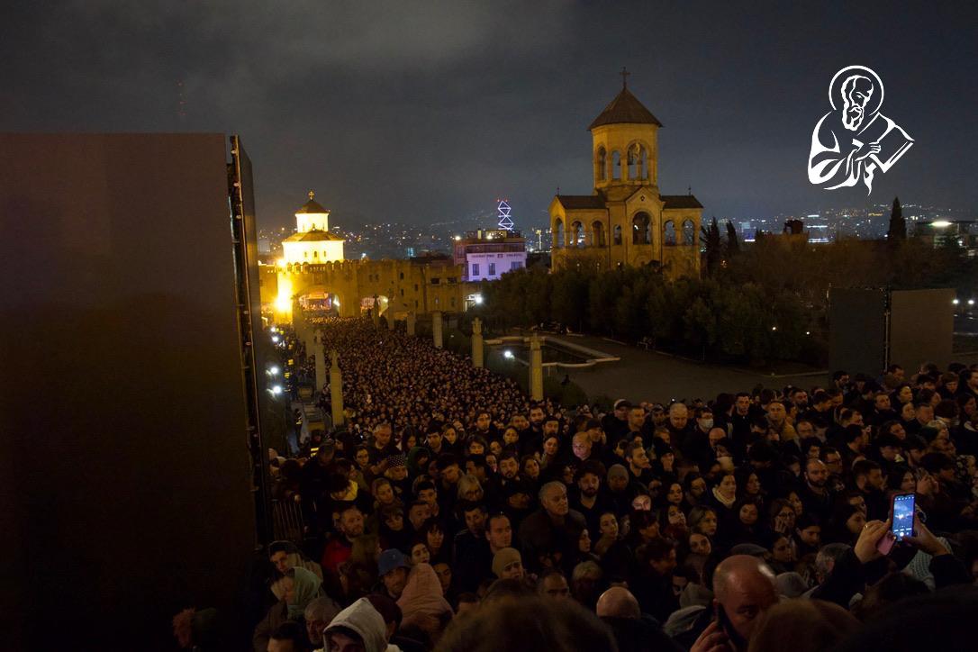 Λαοθάλασσα στην Τιφλίδα για τον Πατριάρχη Ηλία Β' - μια φωτογραφία 2