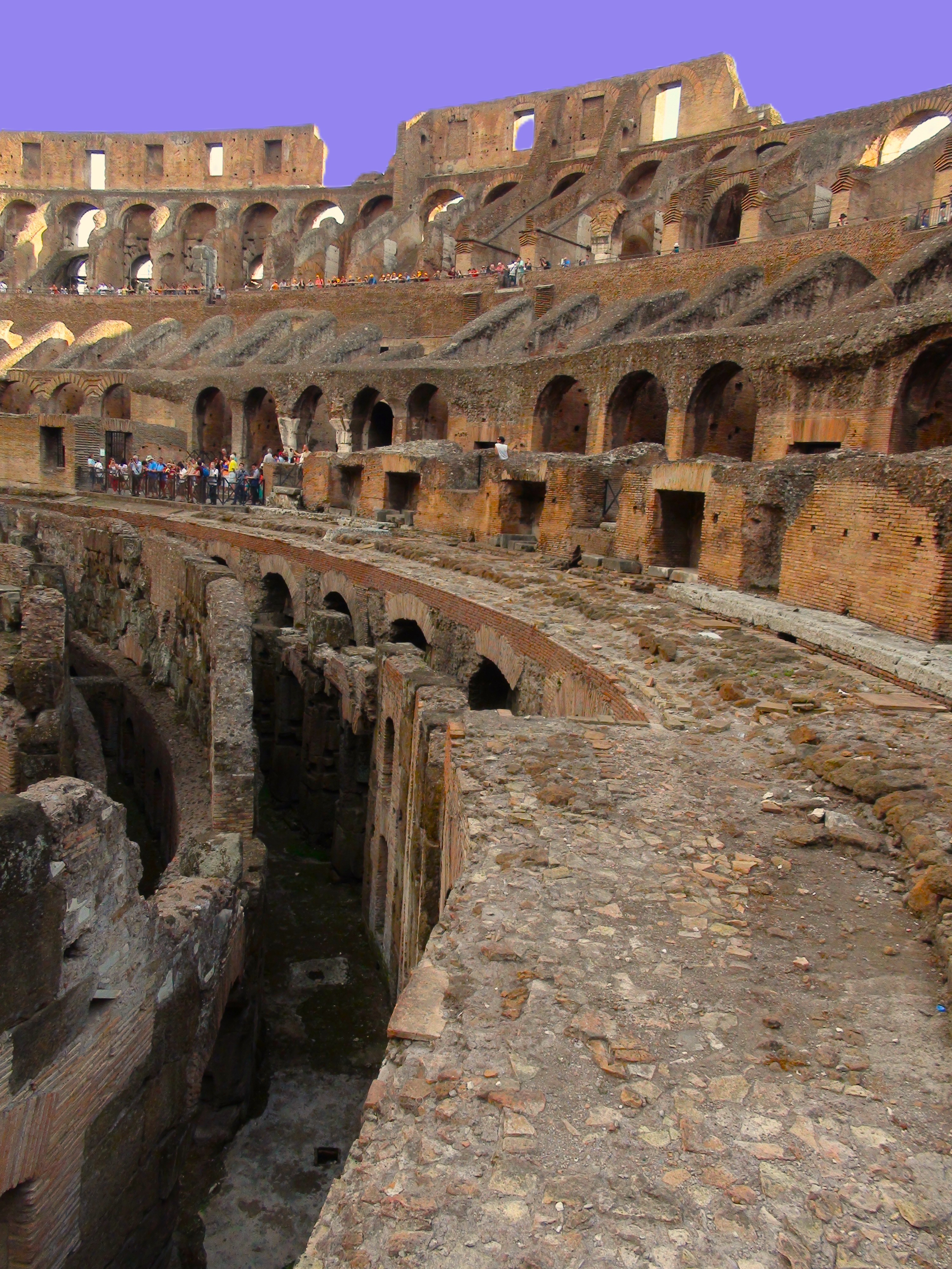 Οι κερκίδες όπου οι θεατές που βρισκόντουσαν εκεί, φώναζαν για να δουν αίμα....