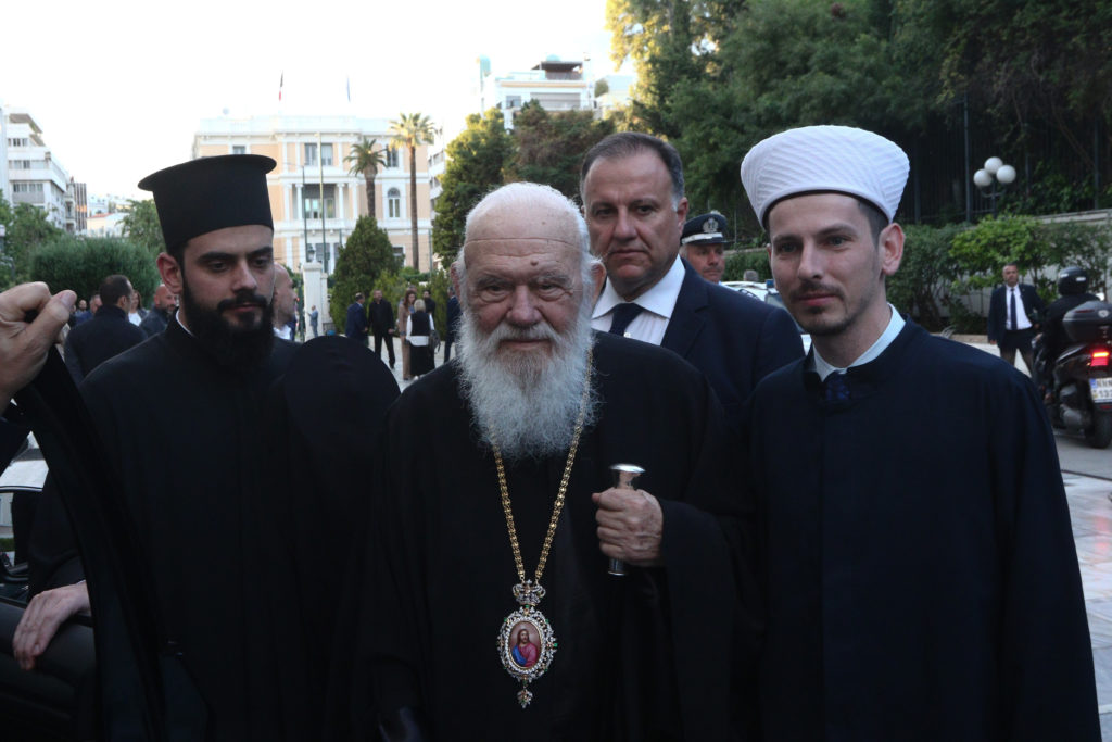 Ο Πρόεδρος της Κύπρου στην Ολομέλεια της Βουλής παρουσία του Αρχιεπισκόπου - μια φωτογραφία 2