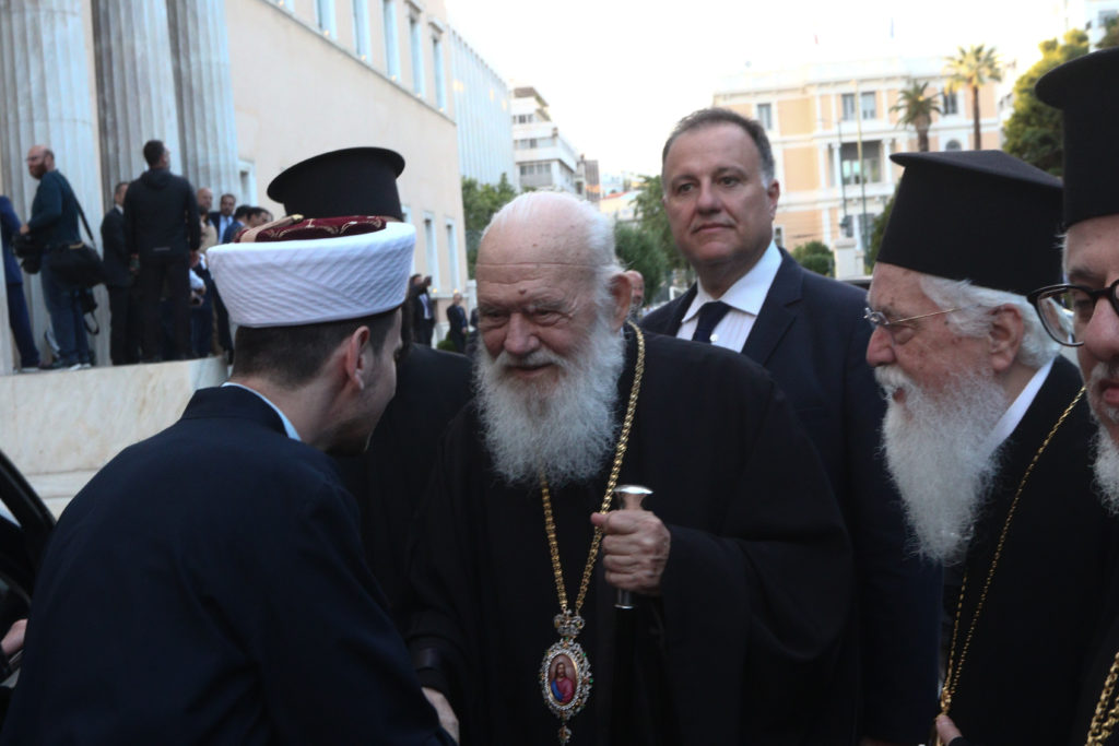 Ο Πρόεδρος της Κύπρου στην Ολομέλεια της Βουλής παρουσία του Αρχιεπισκόπου - μια φωτογραφία 3