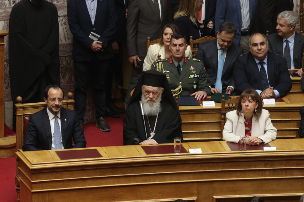 Ο Πρόεδρος της Κύπρου στην Ολομέλεια της Βουλής παρουσία του Αρχιεπισκόπου - μια φωτογραφία 7