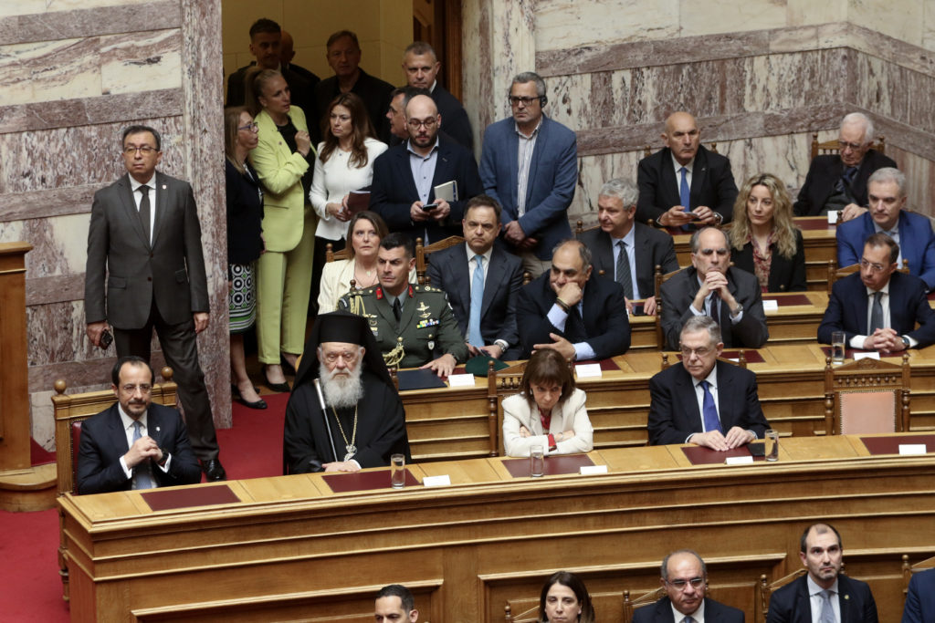 Ο Πρόεδρος της Κύπρου στην Ολομέλεια της Βουλής παρουσία του Αρχιεπισκόπου - μια φωτογραφία 9