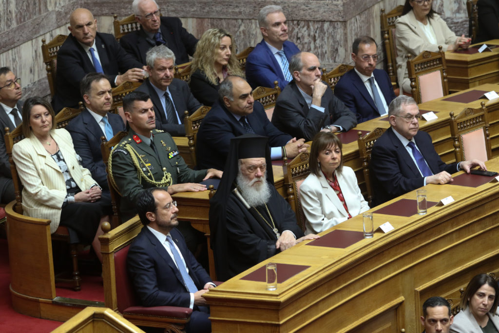 Ο Πρόεδρος της Κύπρου στην Ολομέλεια της Βουλής παρουσία του Αρχιεπισκόπου - μια φωτογραφία 11