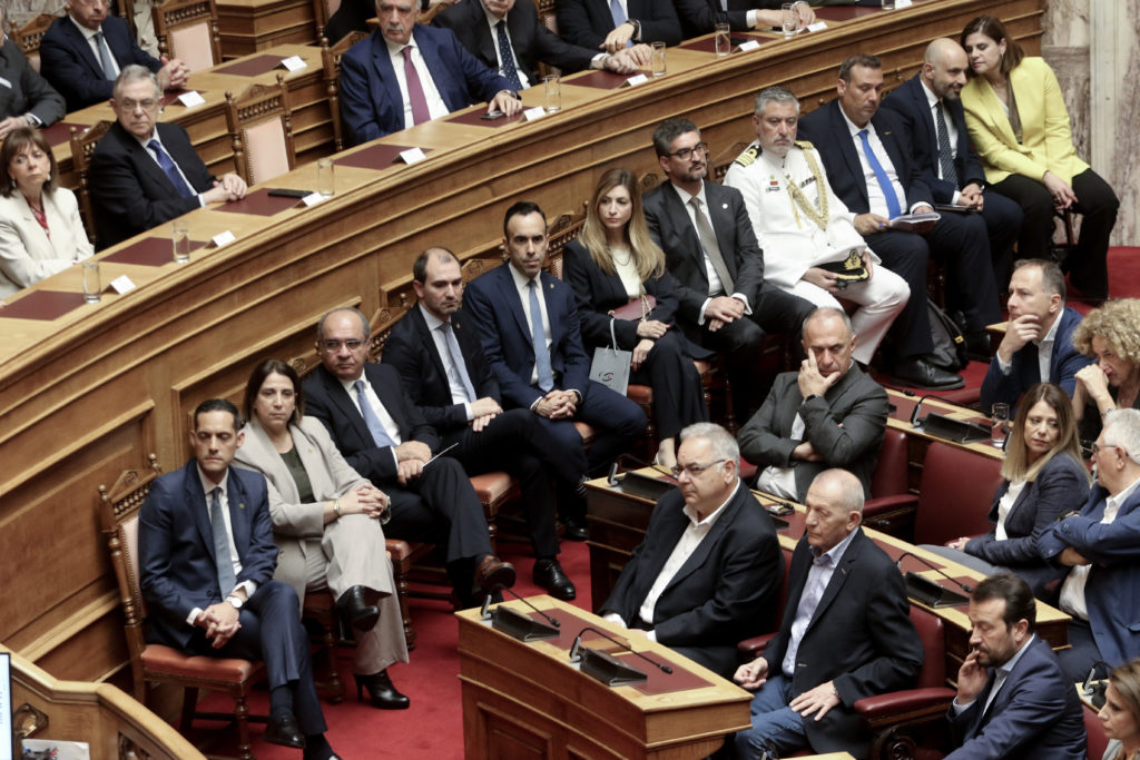 Ο Πρόεδρος της Κύπρου στην Ολομέλεια της Βουλής παρουσία του Αρχιεπισκόπου - μια φωτογραφία 12