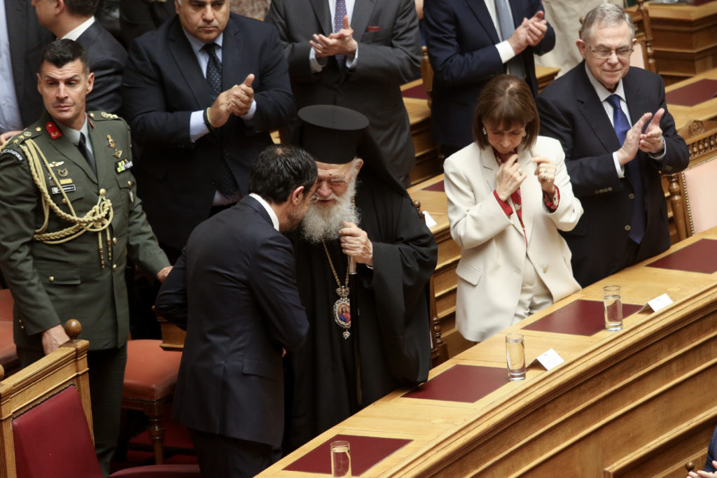 Ο Πρόεδρος της Κύπρου στην Ολομέλεια της Βουλής παρουσία του Αρχιεπισκόπου - μια φωτογραφία 13