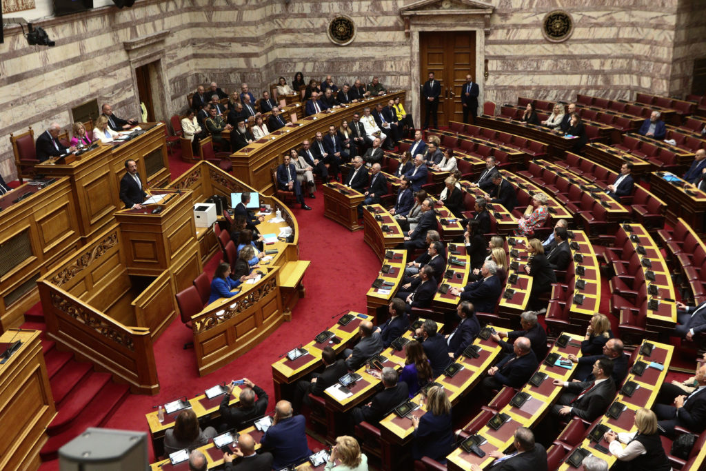 Ο Πρόεδρος της Κύπρου στην Ολομέλεια της Βουλής παρουσία του Αρχιεπισκόπου - μια φωτογραφία 16