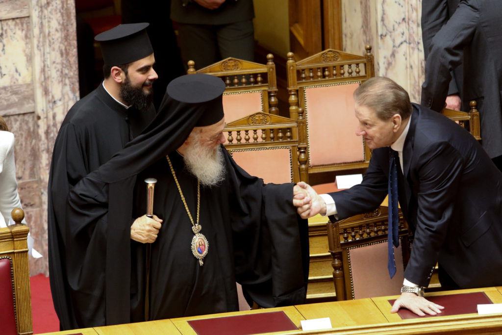 Ο Πρόεδρος της Κύπρου στην Ολομέλεια της Βουλής παρουσία του Αρχιεπισκόπου - μια φωτογραφία 17
