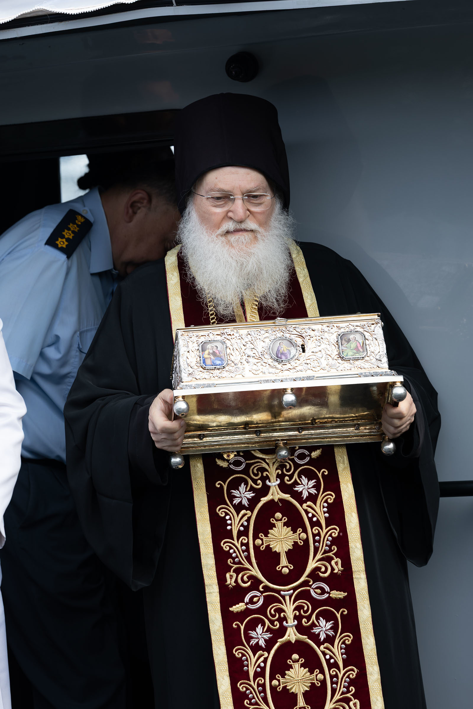 Η Αγία Ζώνη αναχώρησε από το Βατοπαίδι και μεταφέρεται στο Βελιγράδι - μια φωτογραφία 9