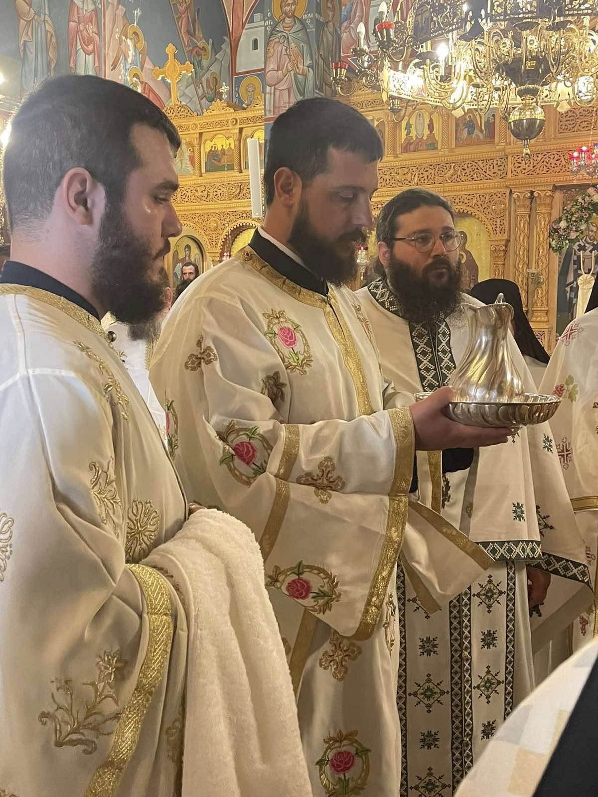 Χειροτονία Διακόνου στην Αίγινα από τον Μητροπολίτη Ύδρας Εφραίμ - μια φωτογραφία 3