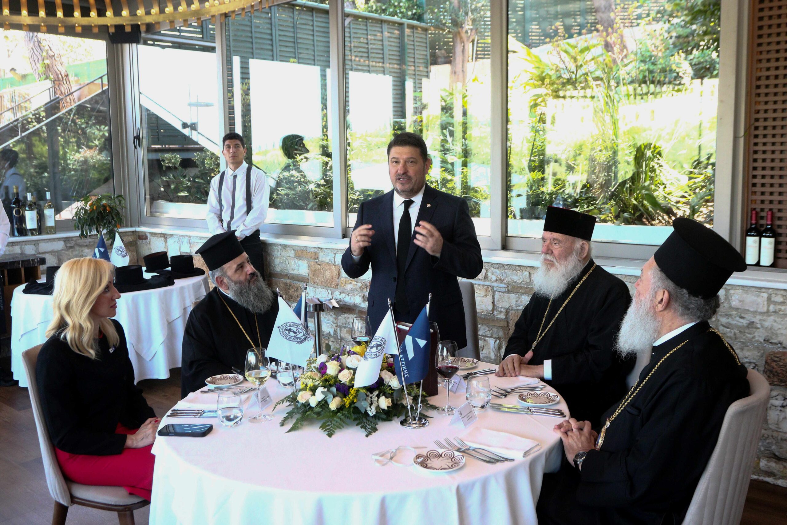 Γεύμα της Περιφέρειας Αττικής προς τον Αρχιεπίσκοπο και τη Διαρκή Ιερά Σύνοδο - μια φωτογραφία 5
