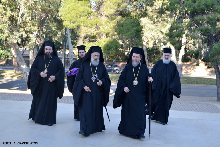 Αρχιερατικό συλλείτουργο για τους εκ Κεφαλληνίας Αγίους στη Βουλιαγμένη - μια φωτογραφία 2