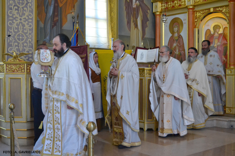 Αρχιερατικό συλλείτουργο για τους εκ Κεφαλληνίας Αγίους στη Βουλιαγμένη - μια φωτογραφία 11