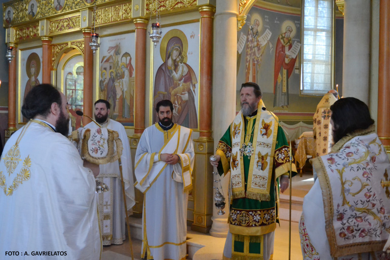 Αρχιερατικό συλλείτουργο για τους εκ Κεφαλληνίας Αγίους στη Βουλιαγμένη - μια φωτογραφία 14