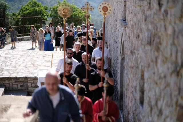 Ο Μητροπολίτης Αργυροκάστρου εγκαινίασε ναό των Αγίων Πάντων στη Χιμάρα - μια φωτογραφία 2